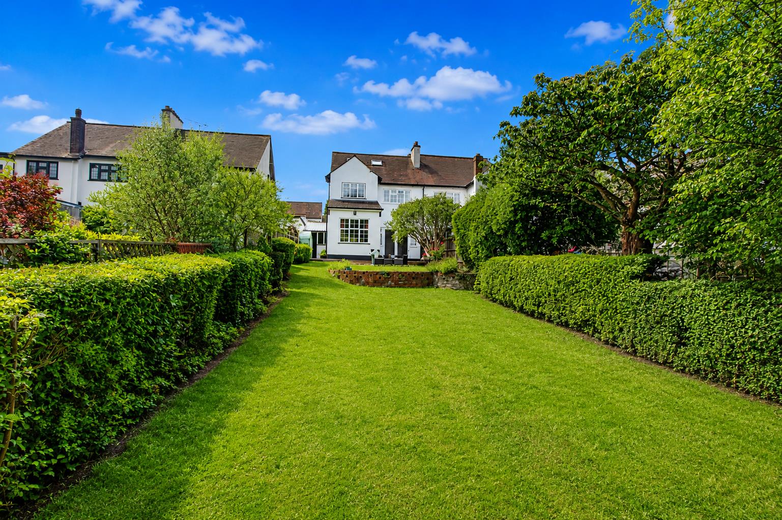3 bed property in The Close, Carshalton Beeches